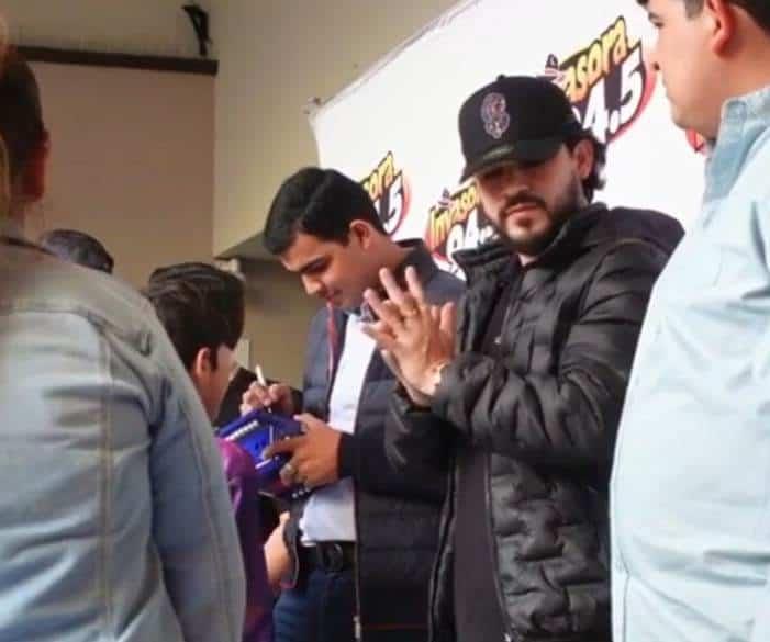 Hombres armados irrumpen en firma de autógrafos