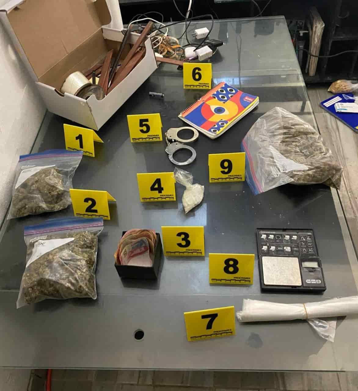 La Fiscalía General de Justicia de Nuevo León cateó un domicilio en Apodaca donde arrestaron a un hombre y aseguraron droga