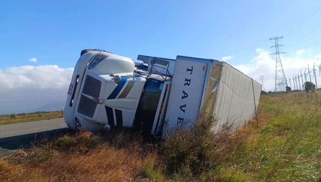 Por vientos, vuelca octavo tráiler en el Istmo de Oaxaca