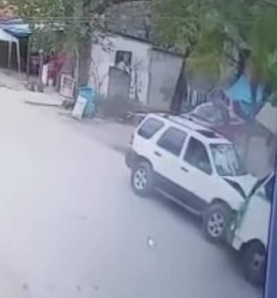 Una mujer que se divertía saludando con medio cuerpo fuera del quemacocos de la camioneta en que viajaba, termino con lesiones de consideración, al salir proyectada, después que el conductor se estrellara contra un microbús