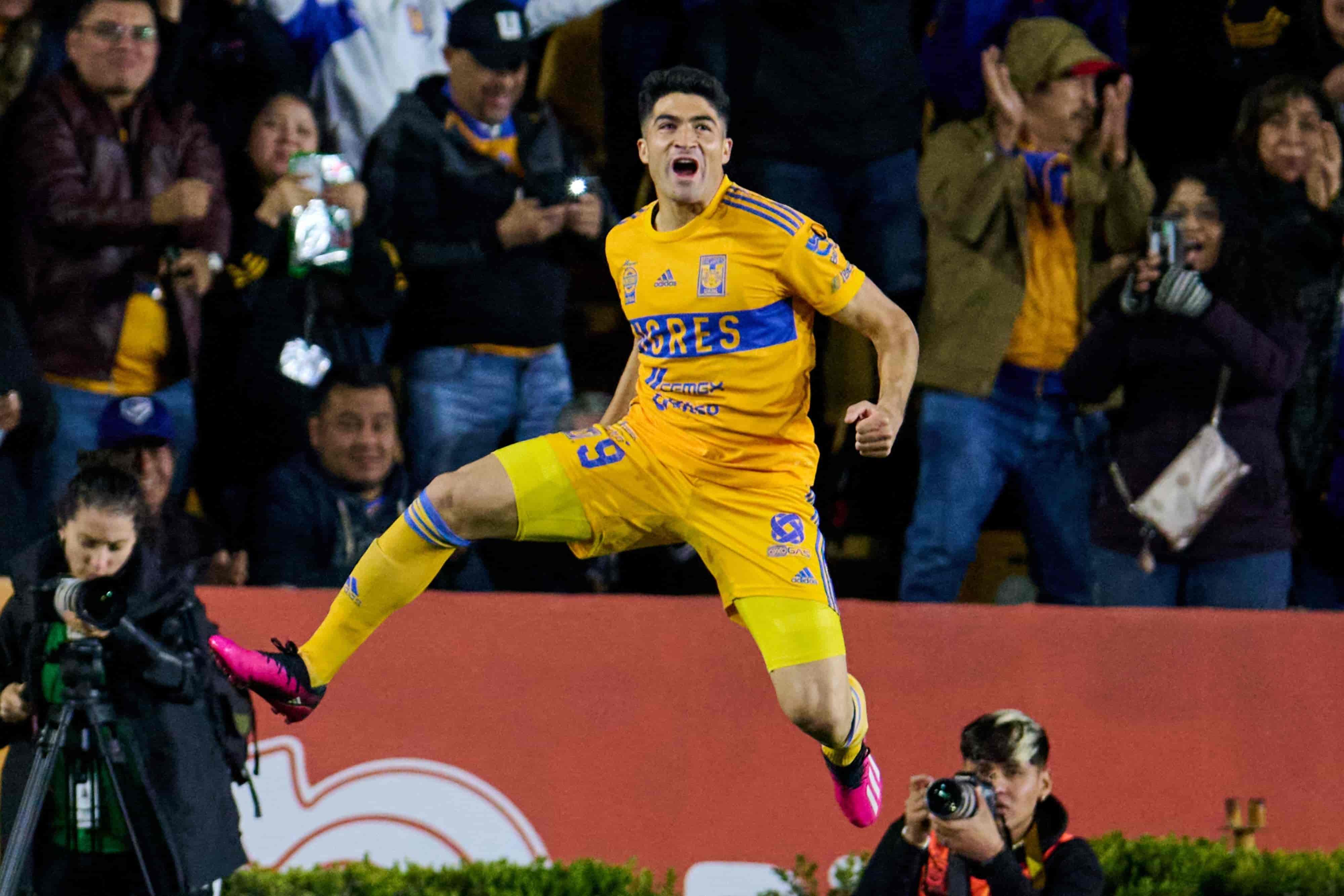 Nicolás Ibáñez hace el 1-0.