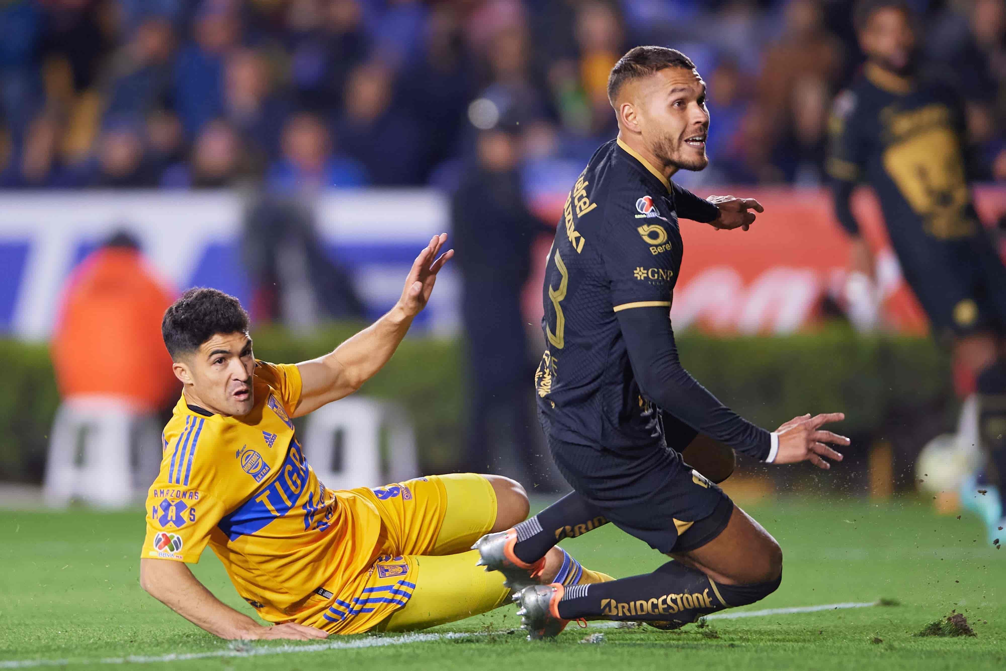 Pumas comete autogol.