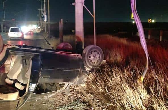 Vuelca y abandona su vehículo