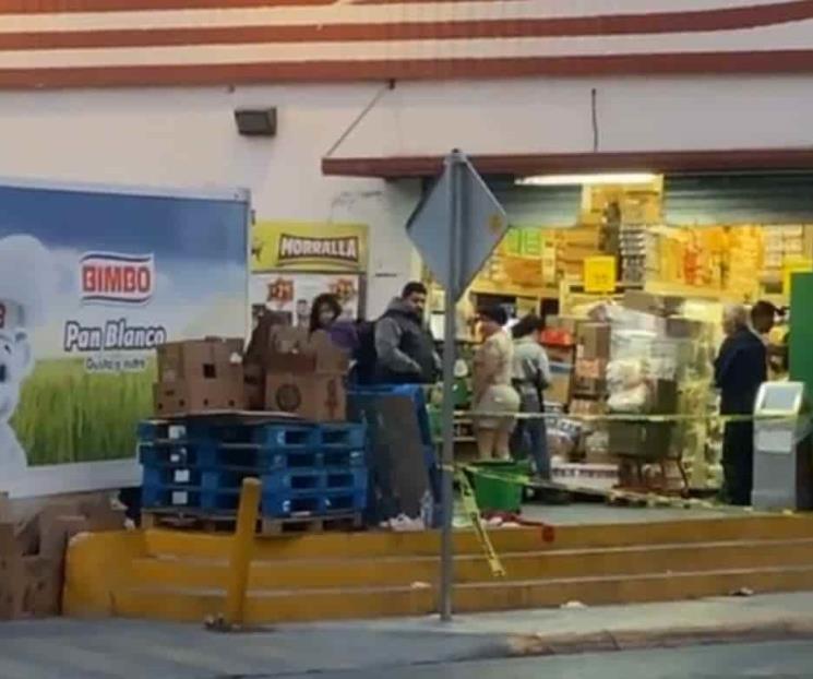 Lo atacan a balazos afuera de tienda de autoservicio Lo atacan a balazos afuera de tienda de autoservicio