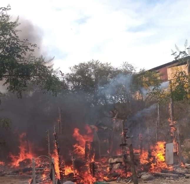 Una familia del municipio de Juárez, perdió todo su patrimonio, cuando uno de sus integrantes, estando bajo los efectos de las drogas, le prendió fuego