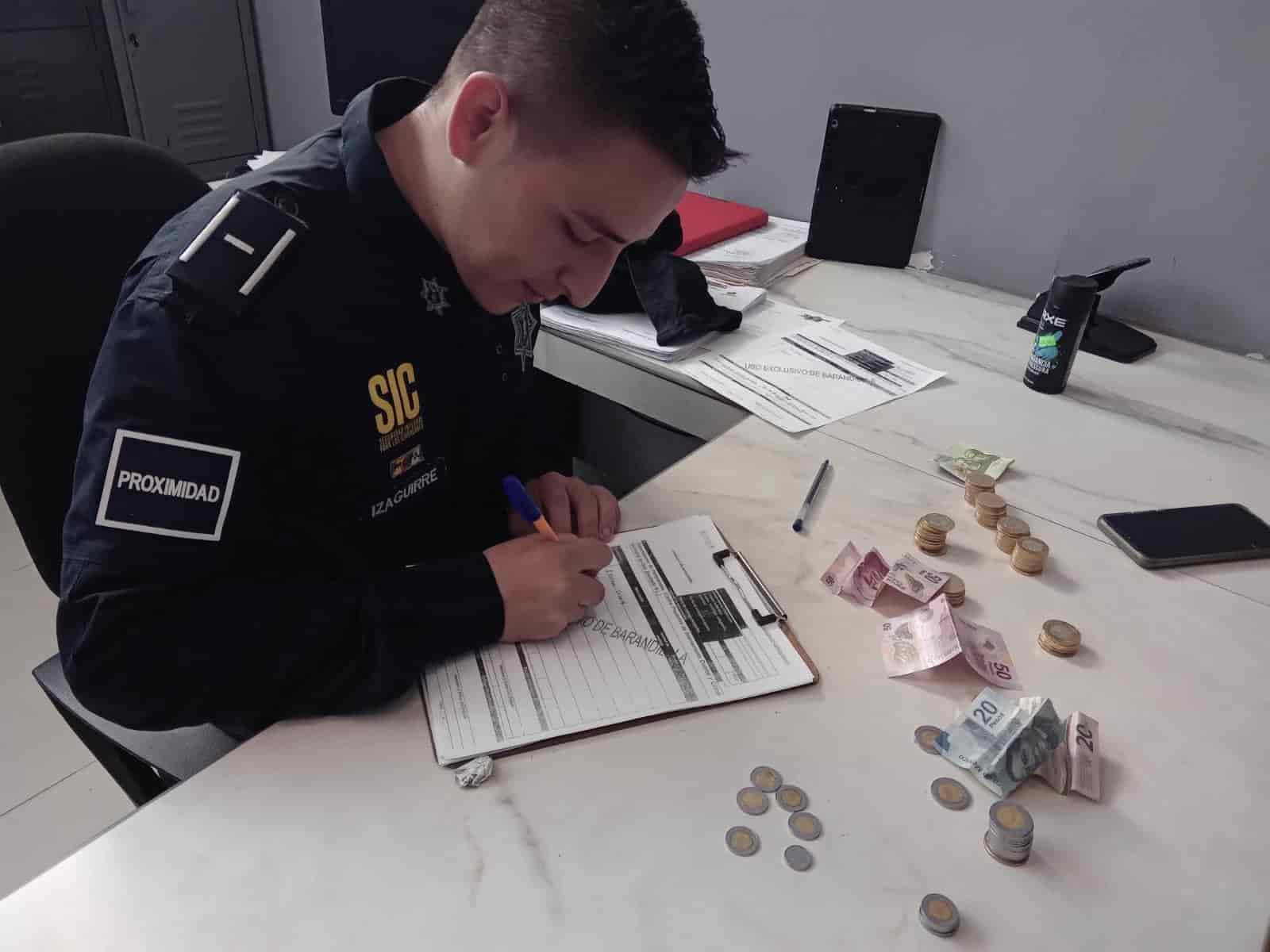 Al momento en que se quedaron dormidos a bordo de su camioneta sobre una transitada avenida, dos hombres en aparente estado de ebriedad fueron sorprendidos por la policía de Escobedo