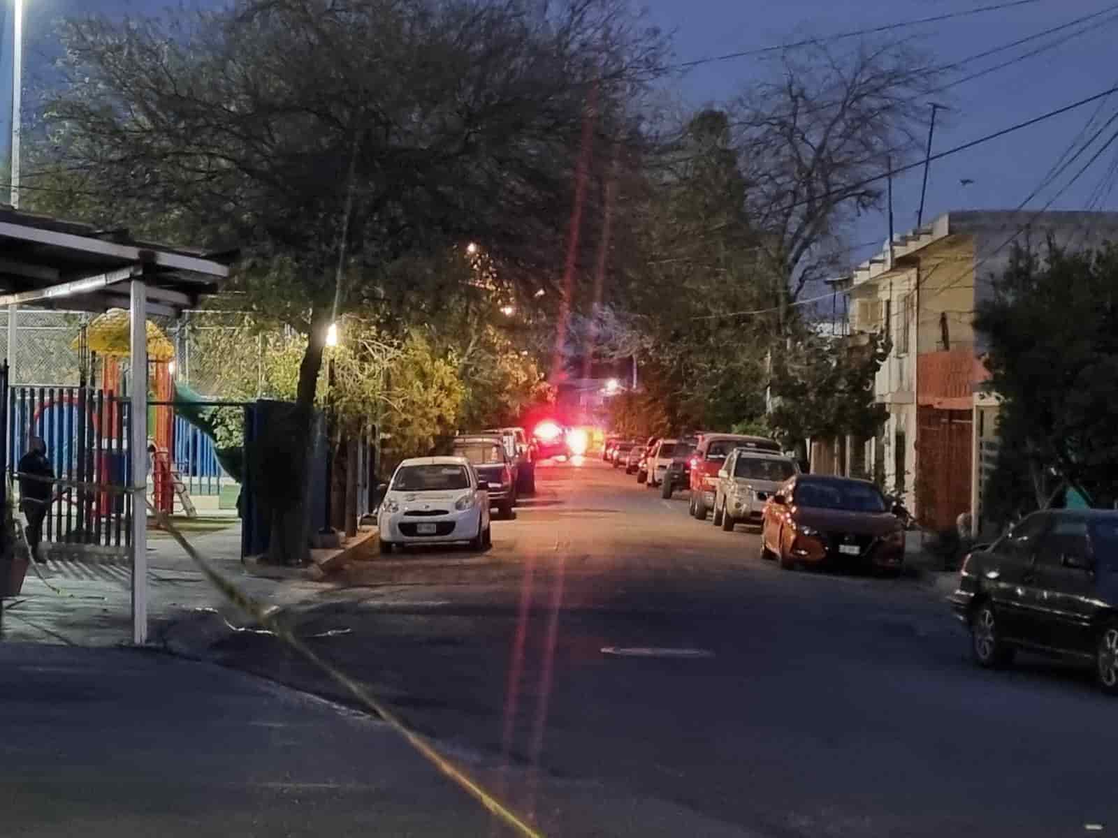 Un adicto a las drogas fue atacado a balazos y en su intento por salvar su vida, corrió varias cuadras hasta quedar afuera de una tienda de autoservicios