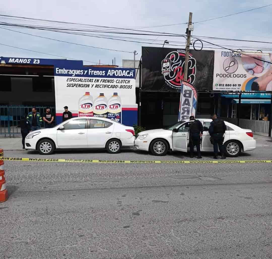 Un automovilista murió de un infarto cuando conducía su vehículo, mismo que estrelló contra otro estacionado