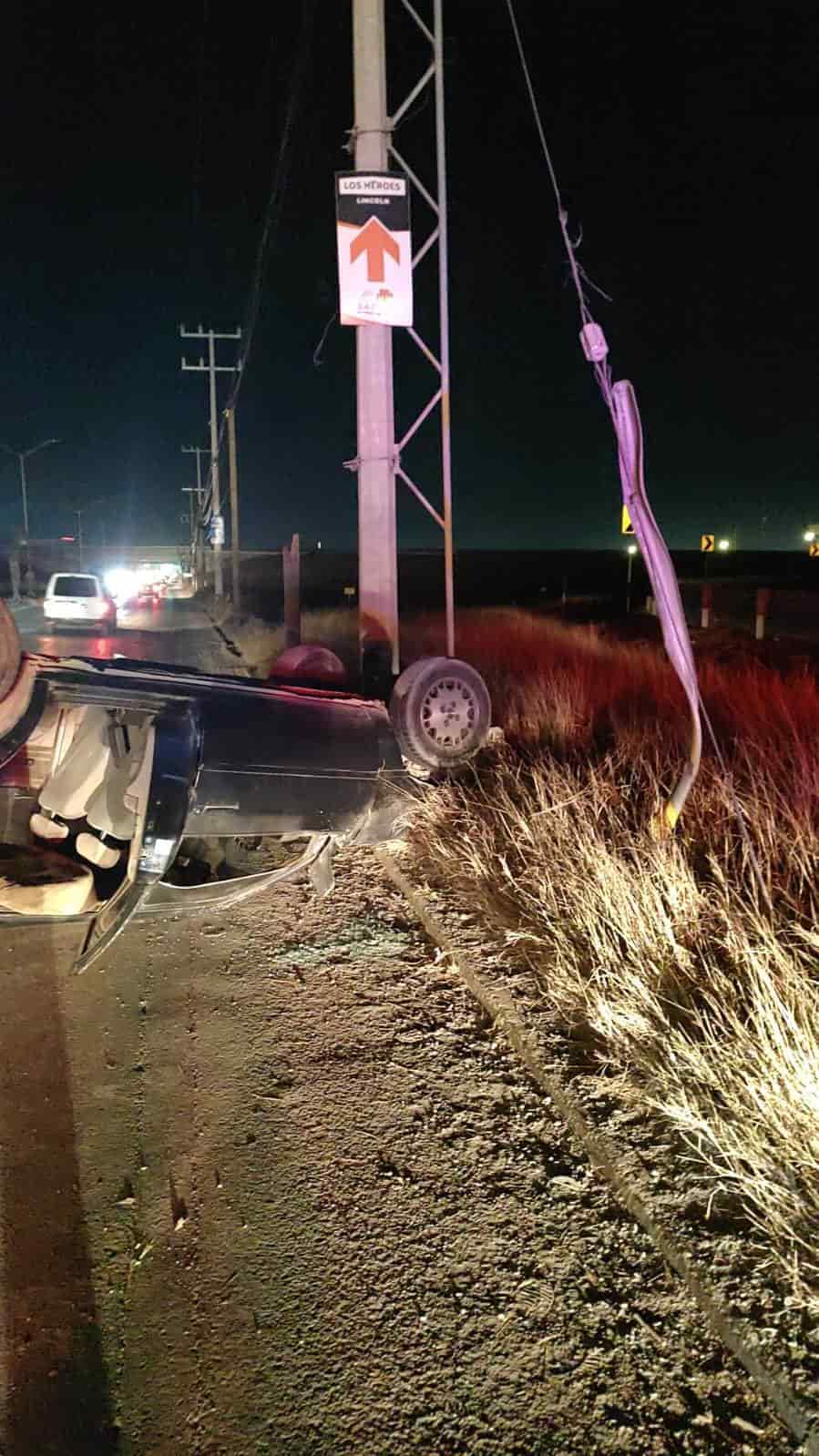 Tras volcar en su vehículo en la Avenida Abraham Lincoln, el conductor abandonó la unidad