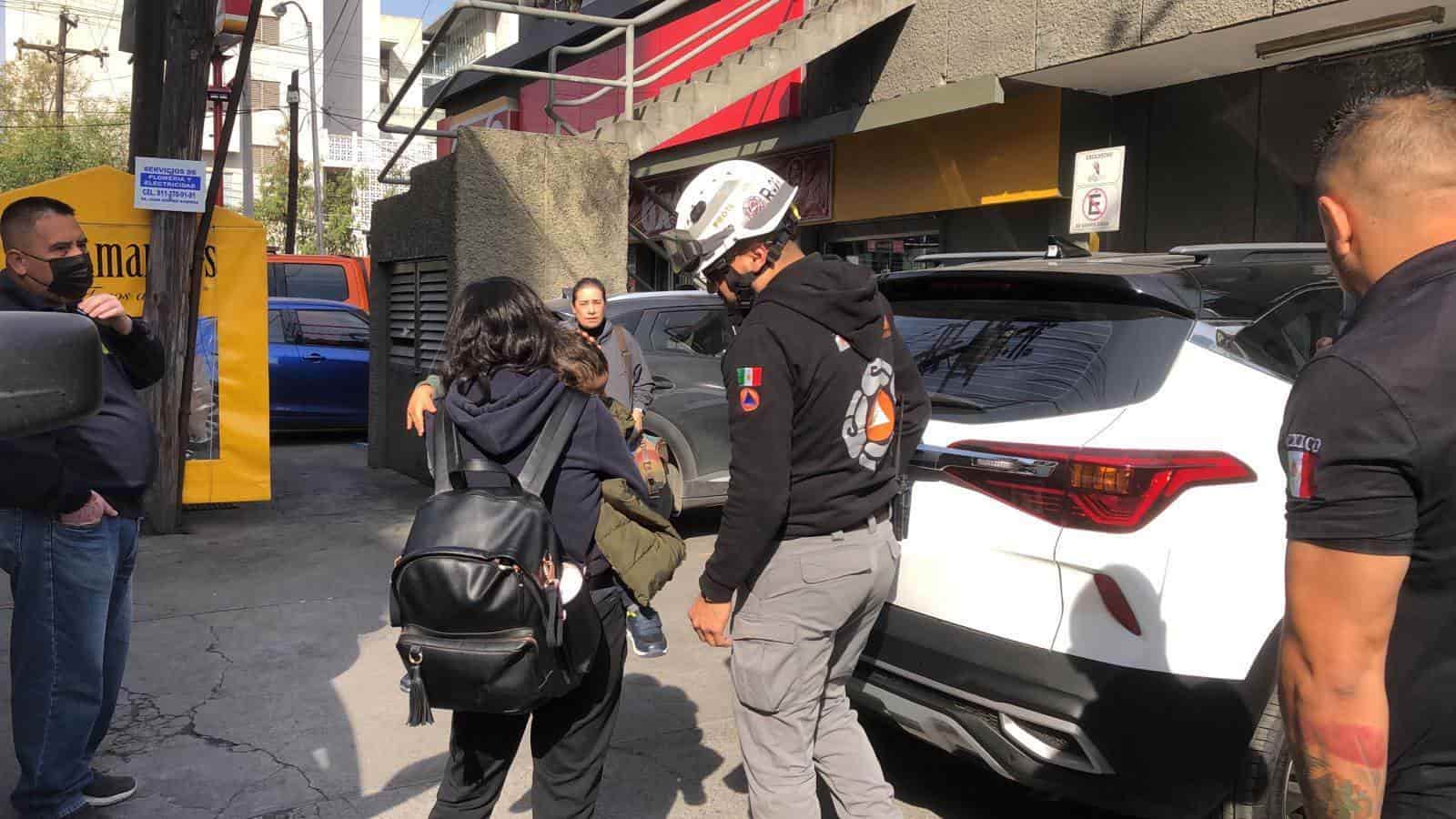 Rescatan a menor de dos años que se quedó atrapado por al menos 40 minutos en el interior de una camioneta donde su madero dejó las llaves dentro