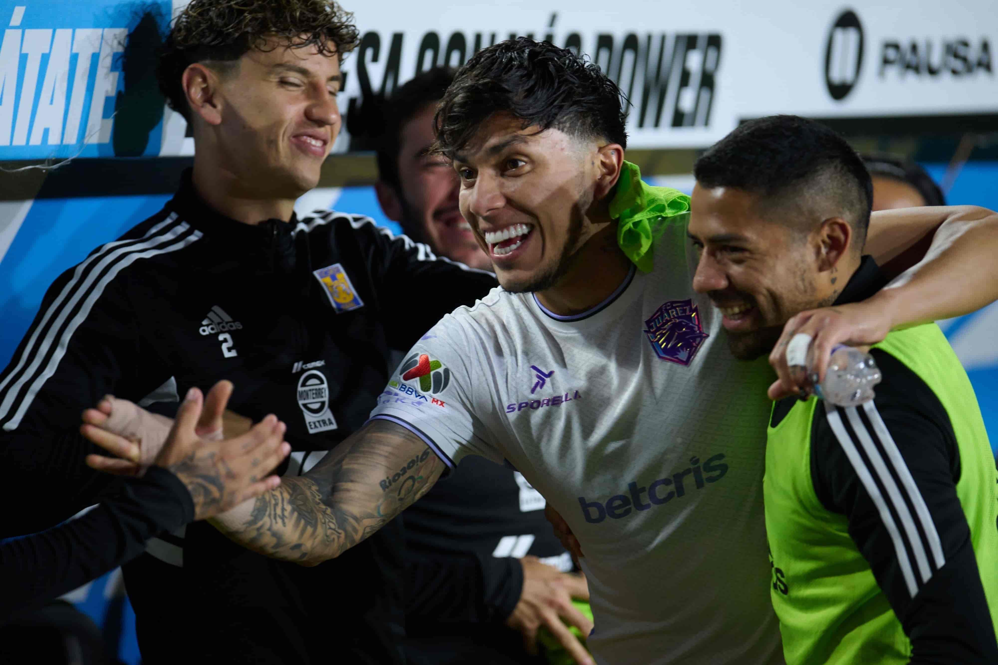 Carlos Salcedo saludando a sus ex compañeros.