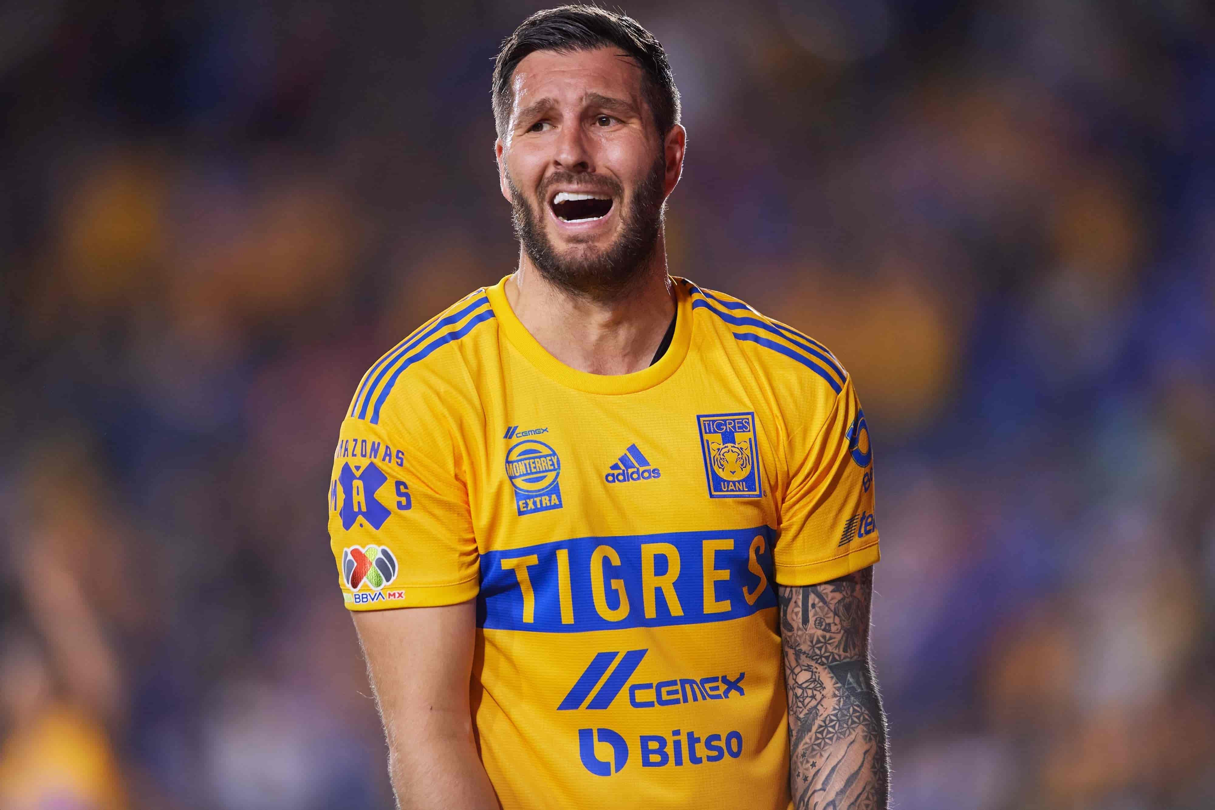 Gignac manda dos disparos al poste.