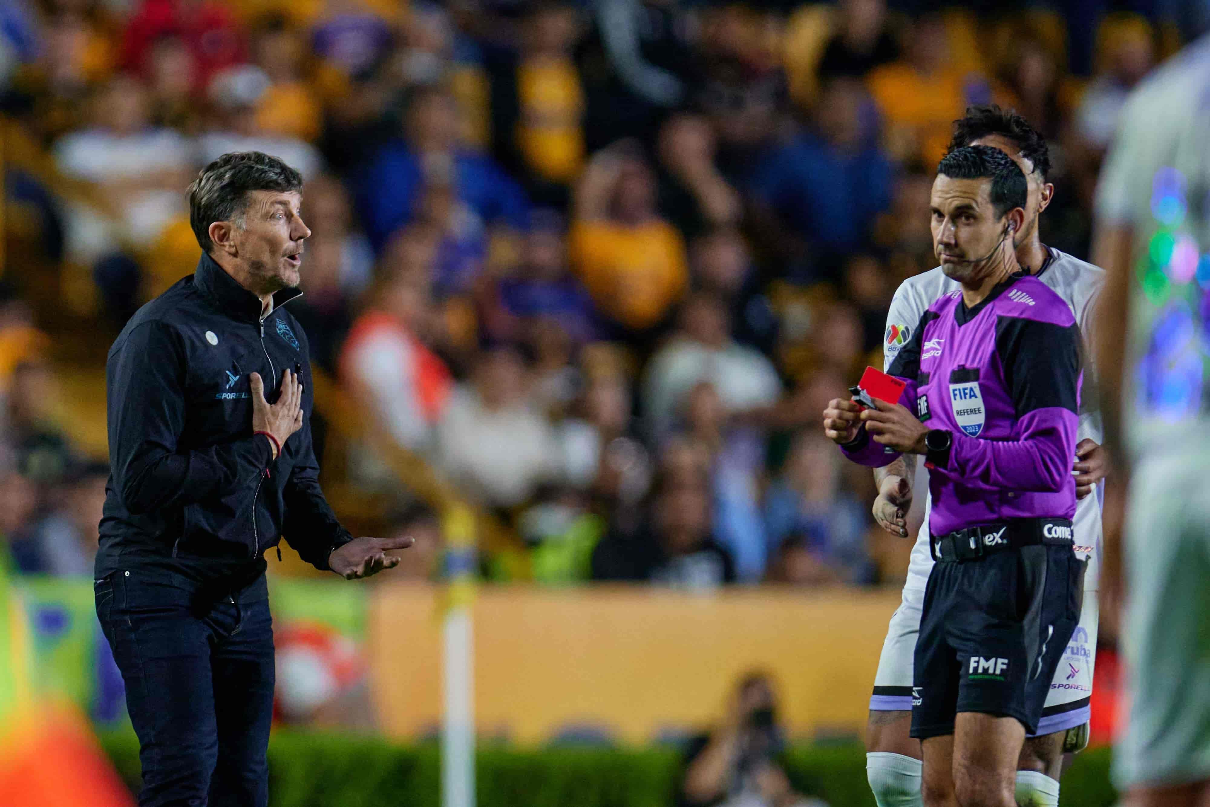 Hernán Cristante es expulsado.