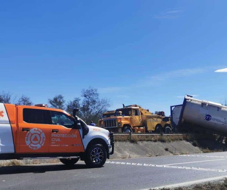 Vuelca tráiler en Linares
