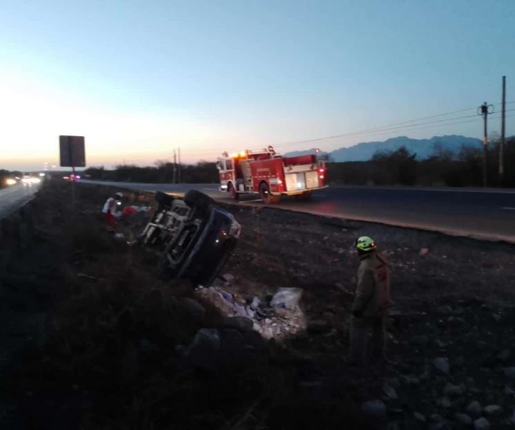 Vuelca camioneta en la Carretera Nacional