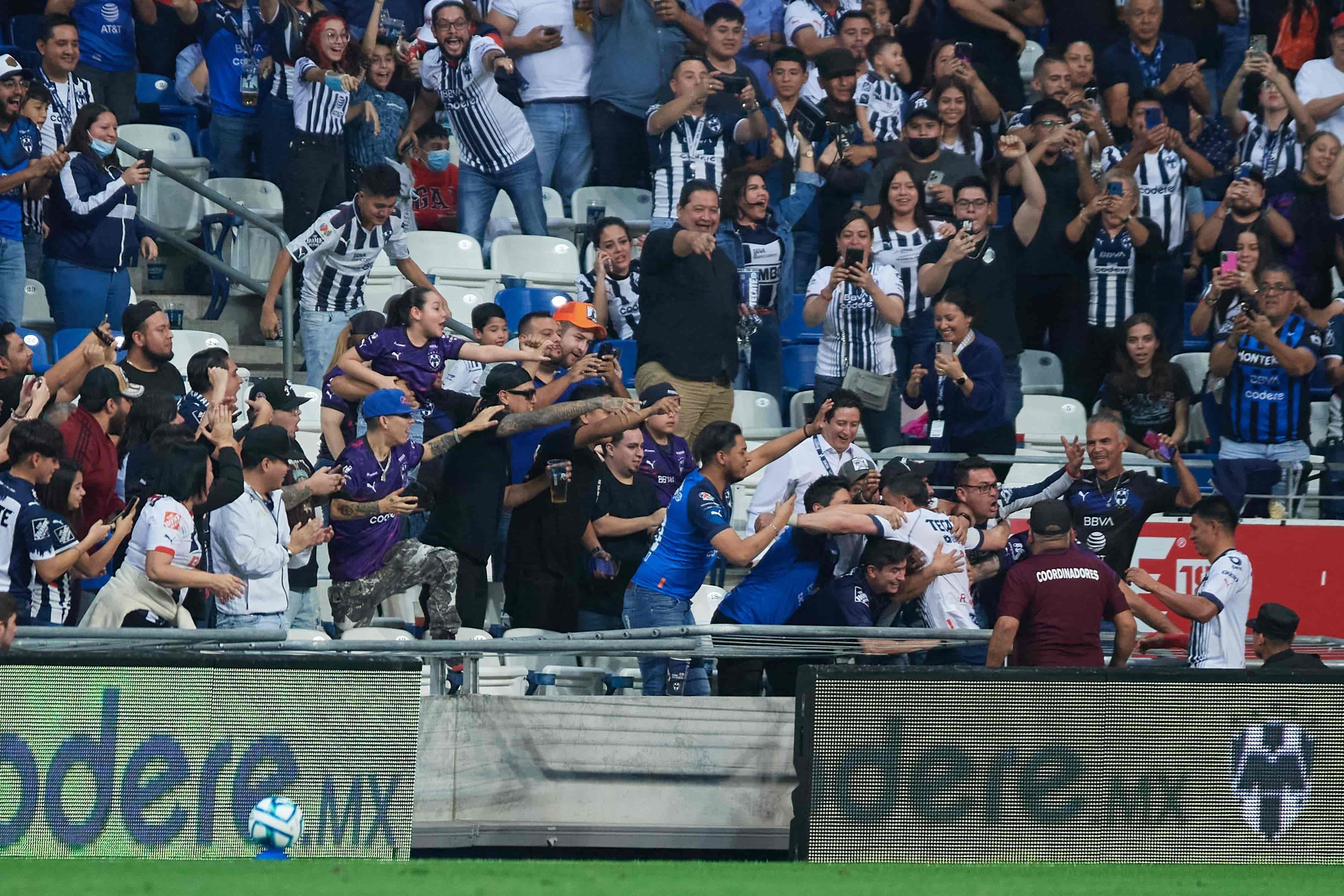 Rogelio Funes Mori hace el 1-0 y festeja con la afición.