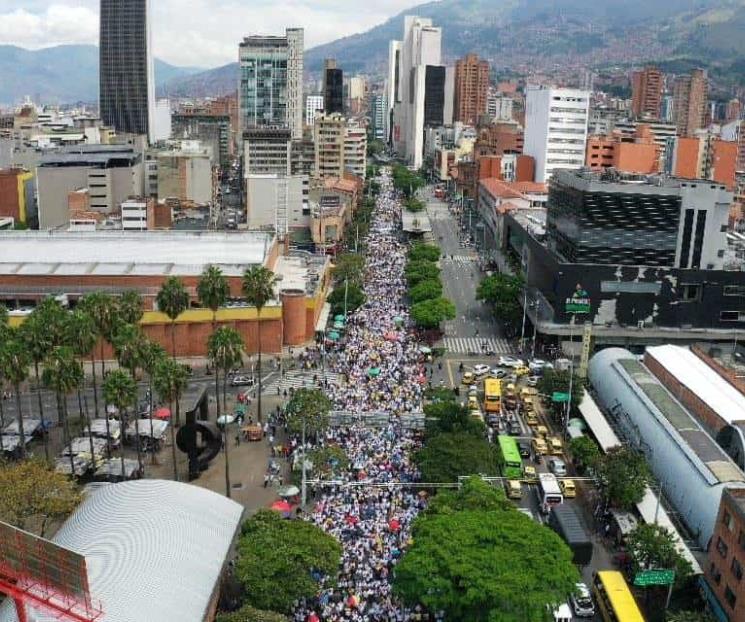 Protestas miles contra las reformas de Petro Protestas miles contra las reformas de Petro