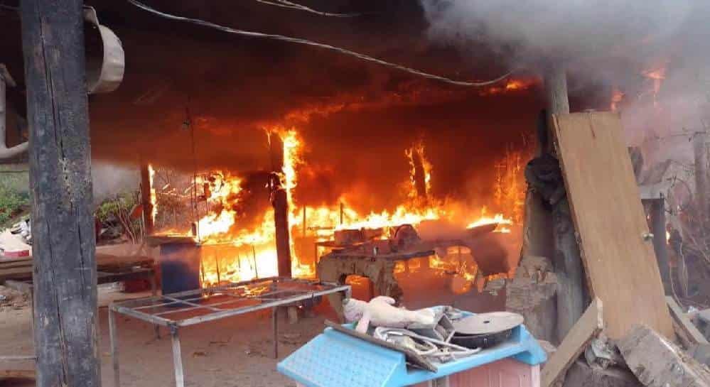 Arde negocio de artesanías