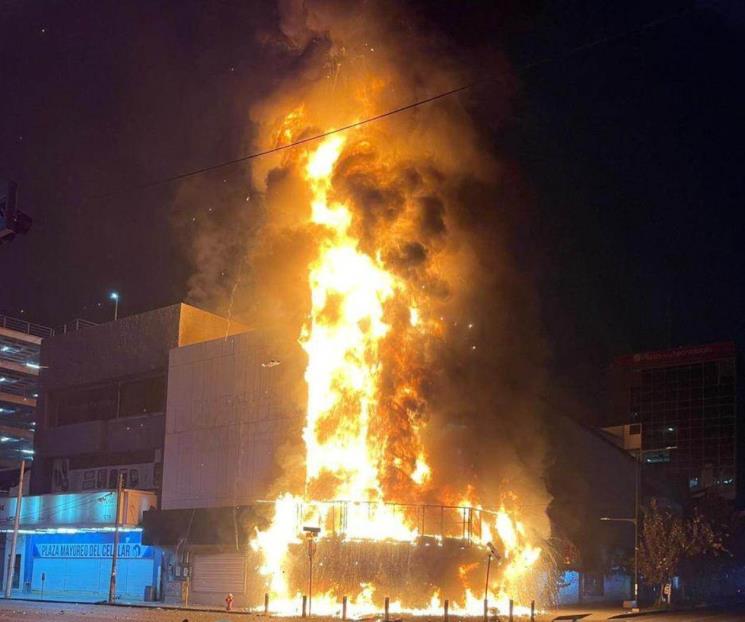 Arde negocio en el centro de Monterrey