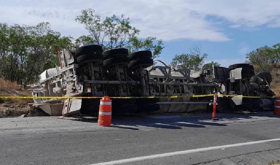 Muere operador  al volcar su tráiler en Juárez