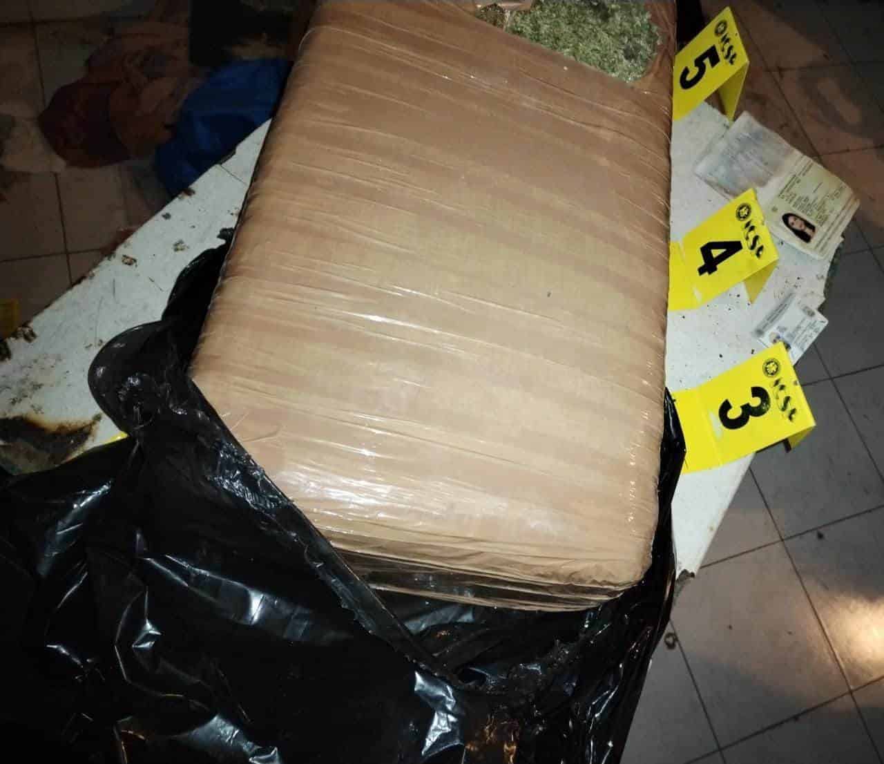 Después del aseguramiento de armas, droga y dinero en efectivo en tres autos estacionados en la Colonia Luis Echeverría, al norte de Monterrey, la Fiscalía General de Justicia de Nuevo León catearon un domicilio de ese mismo sector