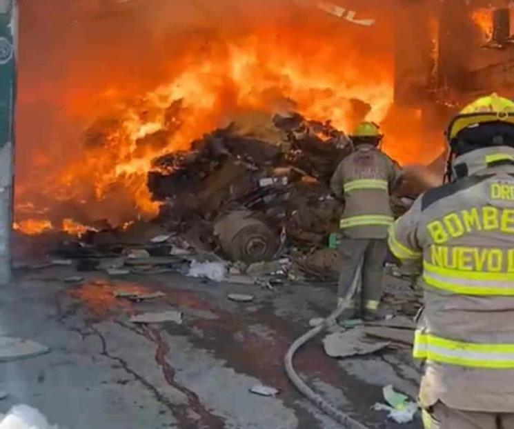 Se incendia bodega donde se almacenaba cartón en Escobedo