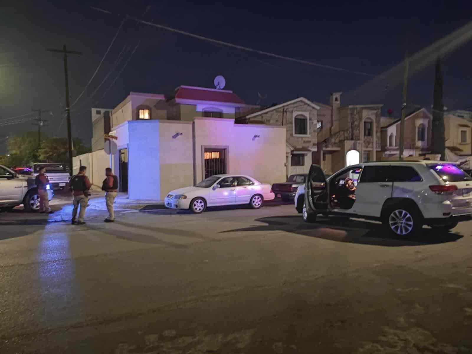 Catean domicilio donde localizaron una camioneta relacionada con la muerte de una joven mujer que fue ejecutada y su hermano resultó lesionado