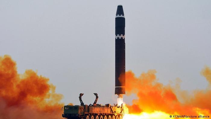 Lanza Norcorea misiles; Seúl prepara respuesta Lanza Norcorea misiles; Seúl prepara respuesta