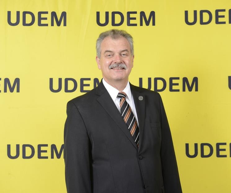 Recibe premio como líder en programas internacionales