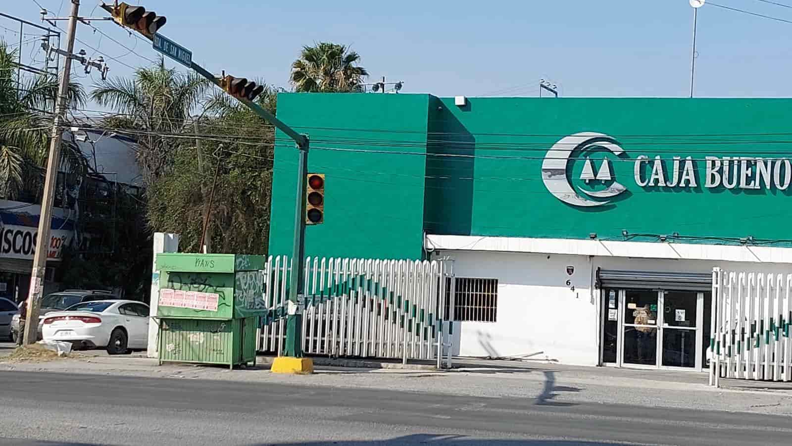 Un solitario asaltante ingresó a una caja de ahorro de manera violenta y amagando con un arma de fuego a los empleados apoderándose de más de 11 mil pesos en efectivo