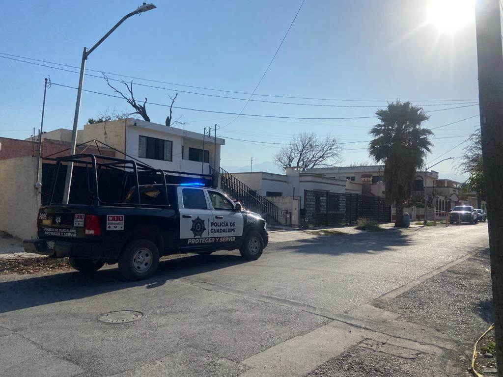 Temiendo por la vida de su progenitora que era amagada por tres delincuentes al interior de su domicilio, un hombre los hizo correr a balazos frustrando el atraco