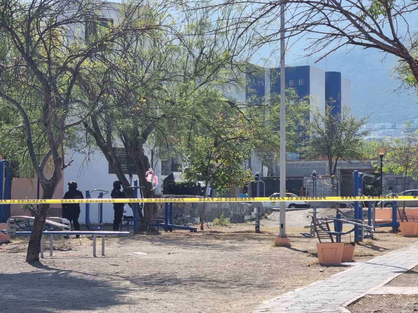 Luego de 10 horas de esperar la orden de cateo para ingresar a un domicilio en Santa Catarina, las autoridades han localizado droga y chalecos tácticos