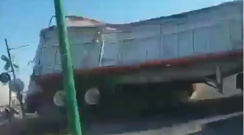 Tráiler intenta ganarle a tren; termina destrozado en Celaya