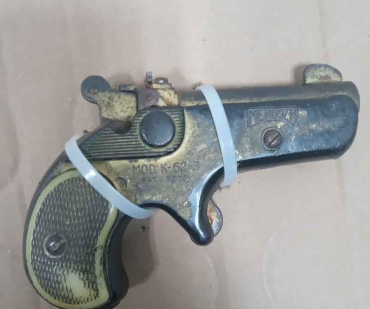 Lleva pistola antigua a la escuela