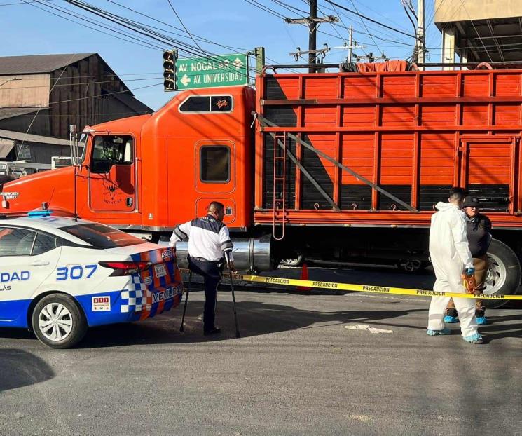 Muere arrollado por camión de carga Muere arrollado por camión de carga