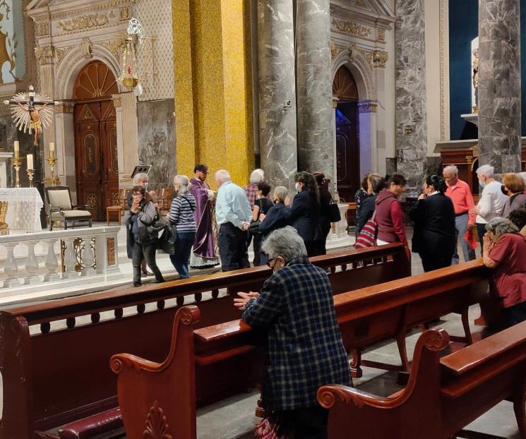 Acuden regios a la imposición de ceniza Acuden regios a la imposición de ceniza