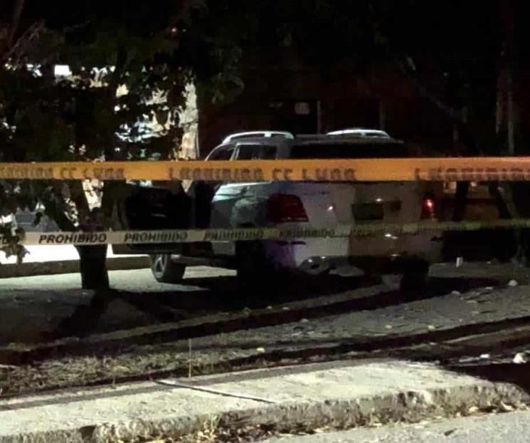 Investigan camioneta baleada abandonada Investigan camioneta baleada abandonada