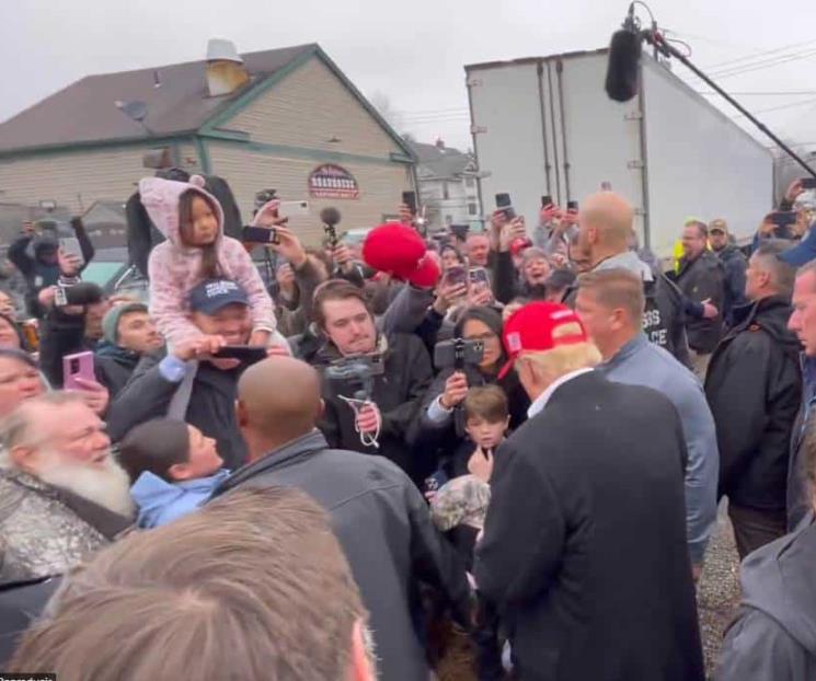 Acude Trump a zona de descarrilamiento en Ohio