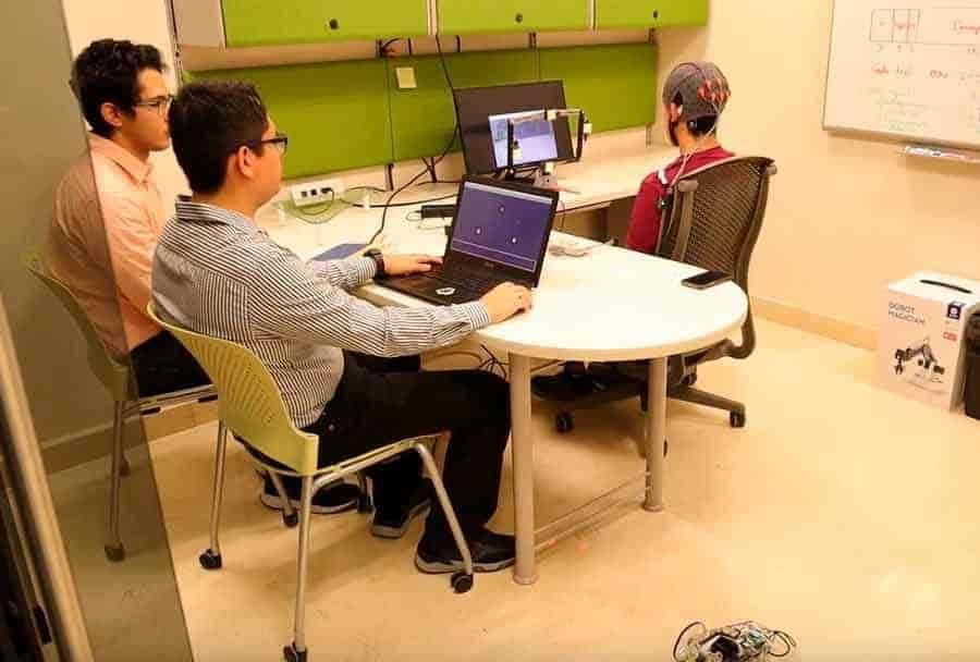 Alumnos de Tec mueven robot con señales cerebrales