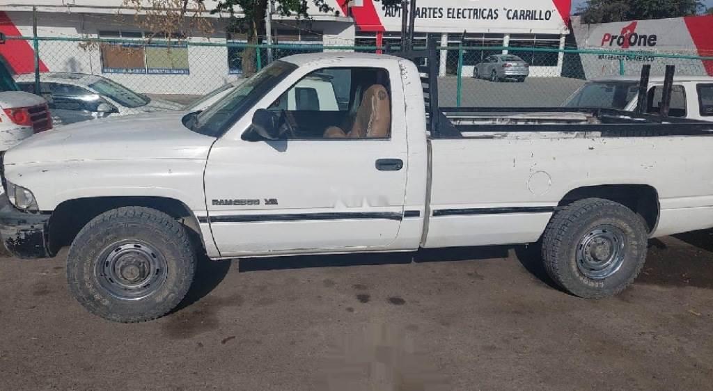 Causa daños a vivienda con camioneta