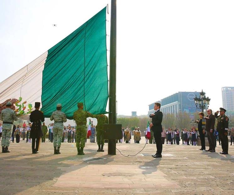 Conmemoran Día de la Bandera en la Explanada de los Héroes
