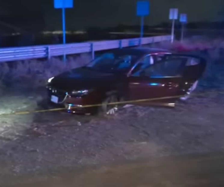 Huyen hombres armados y abandonan auto con armas