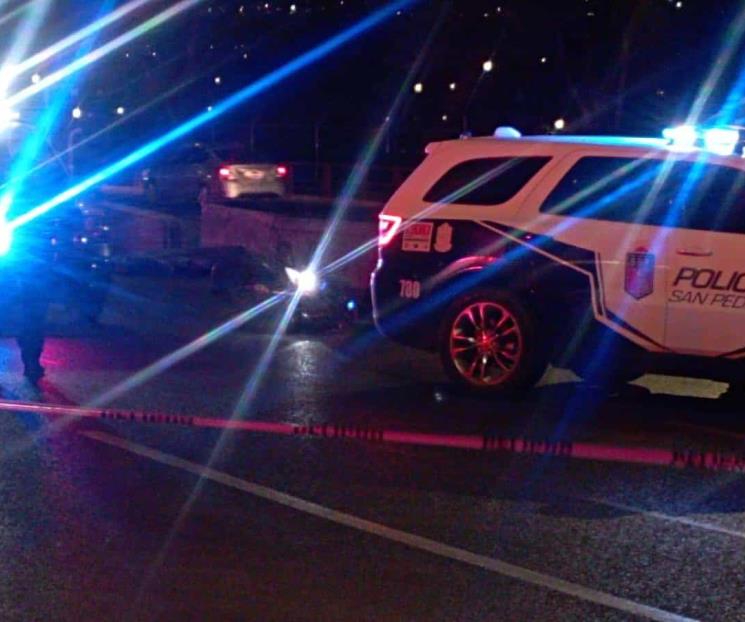 Estrella moto en camellón central y muere. Estrella moto en camellón central y muere.