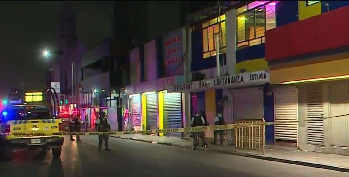 Balean a cliente dentro de un bar