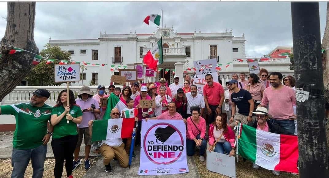 INE es igual que democracia, claman mexicanos en CR INE es igual que democracia, claman mexicanos en CR