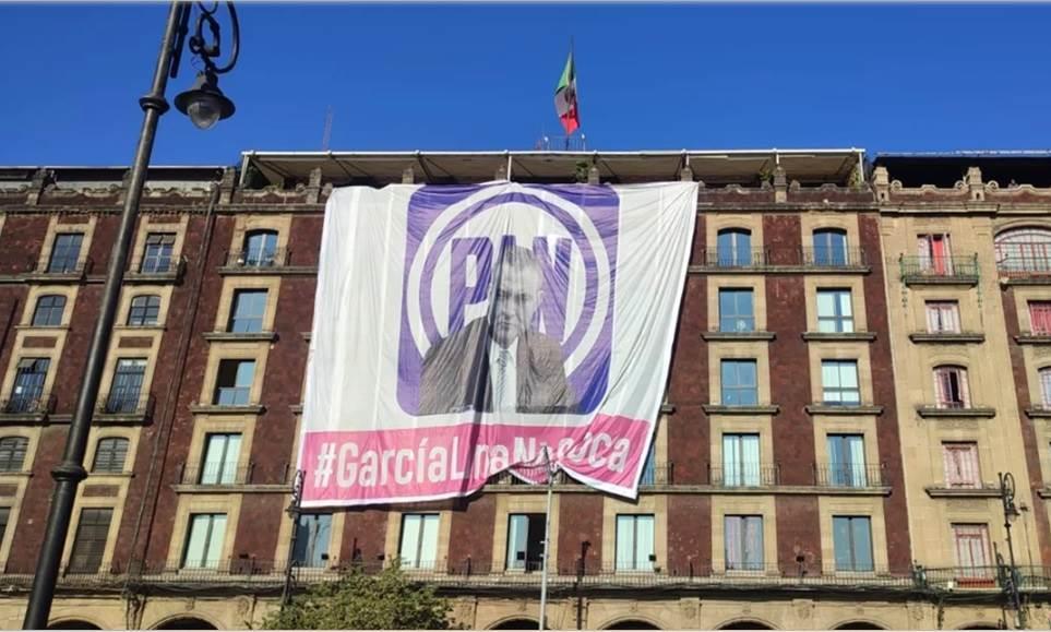 Colocan lona de García Luna en el Zócalo Colocan lona de García Luna en el Zócalo