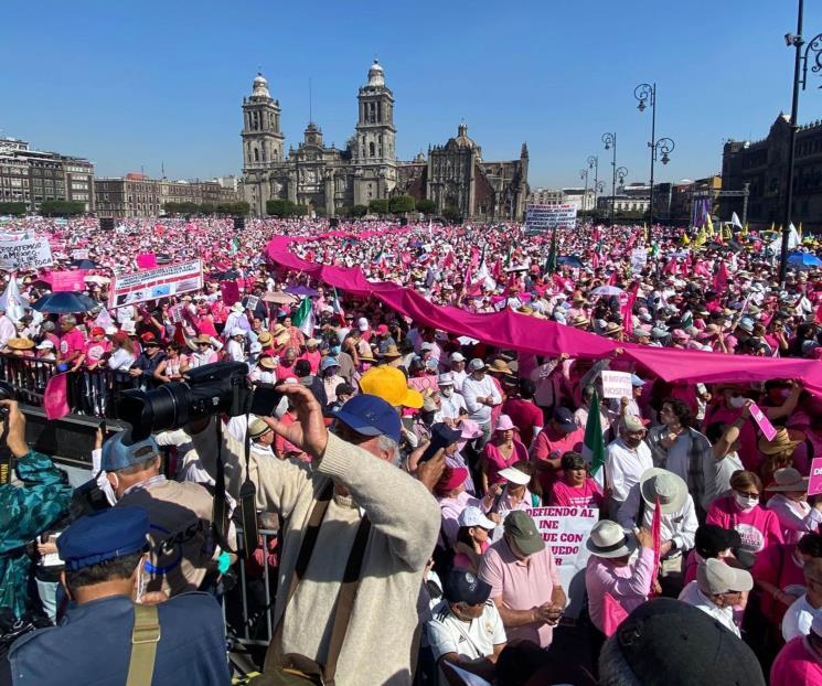 Marcha en defensa del INE. Zócalo se pinta de rosa y blanco Marcha en defensa del INE. Zócalo se pinta de rosa y blanco