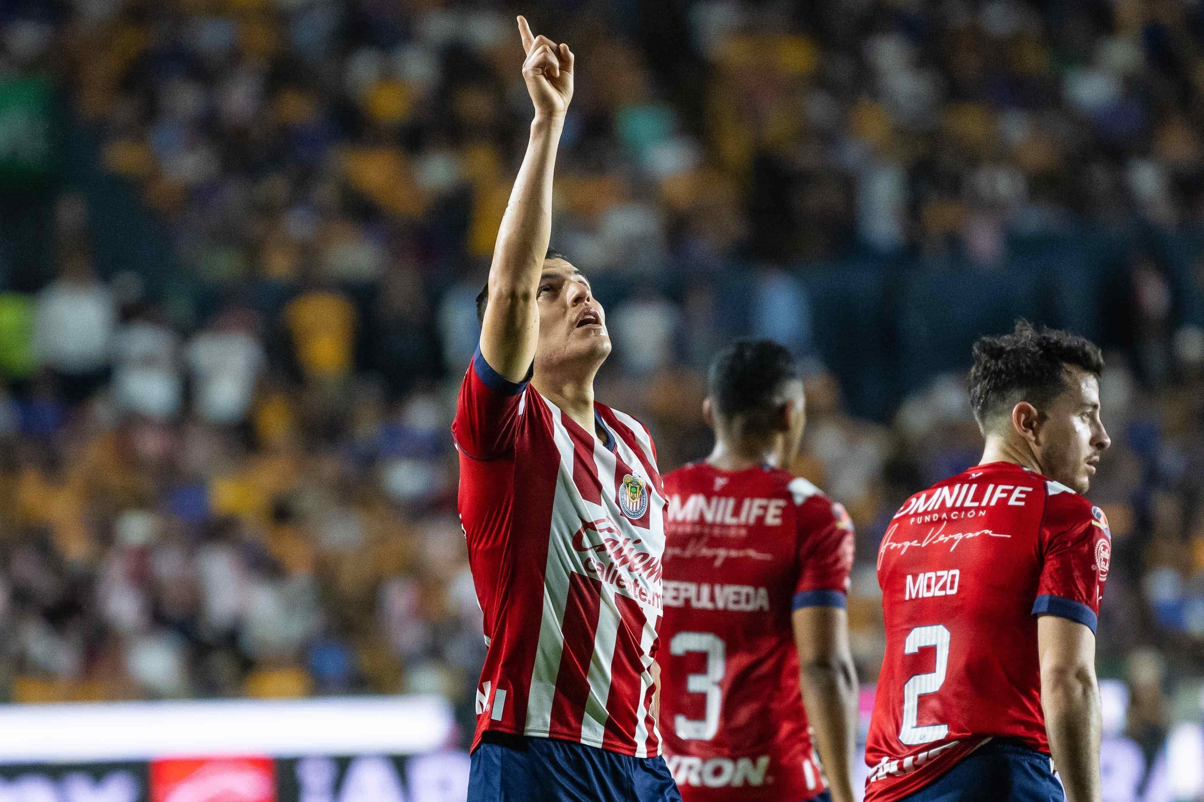 Rolando Cisneros hace el 2-0.