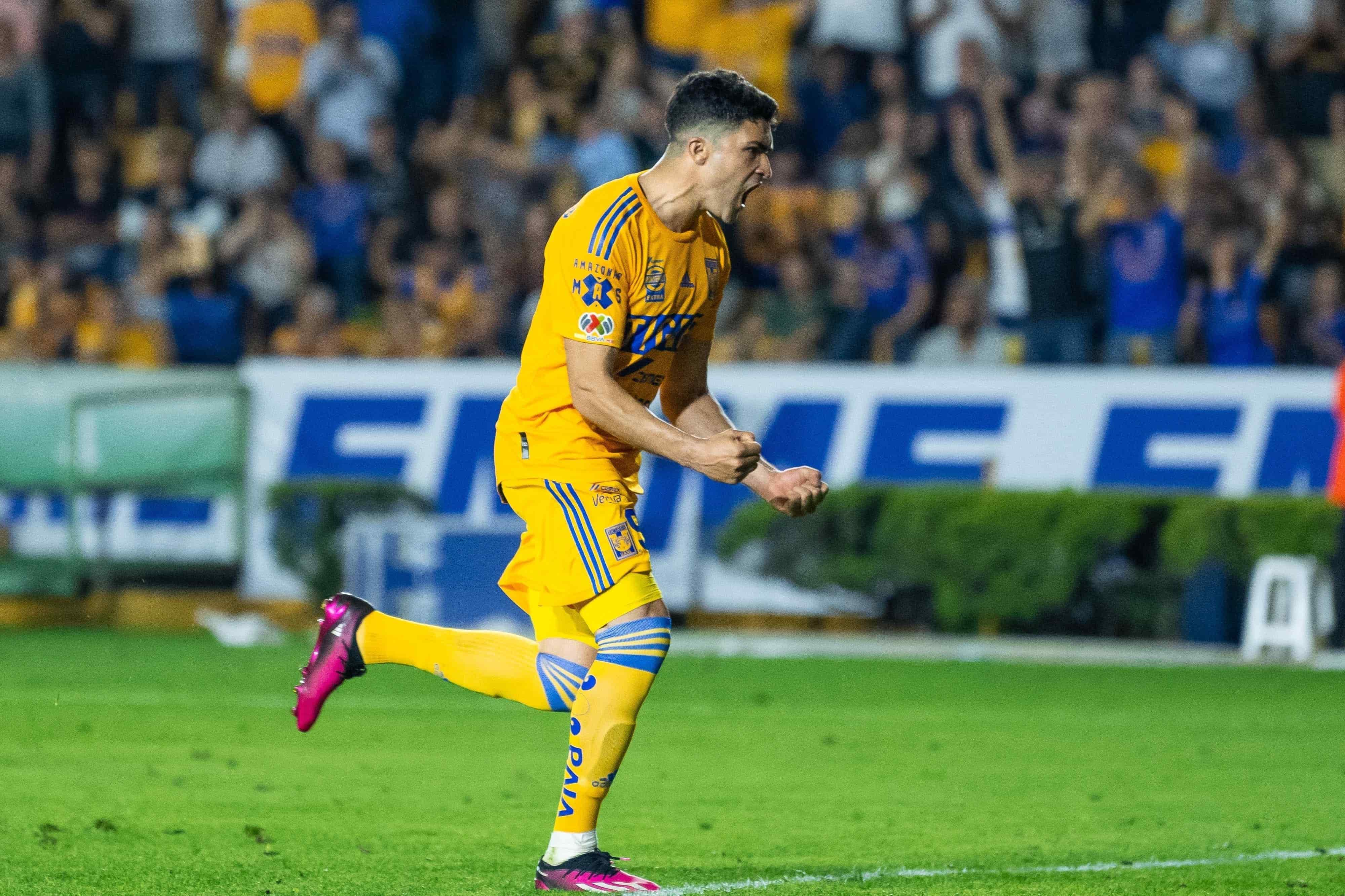 Nicolás Ibáñez hace el del descuento por la vía penal.