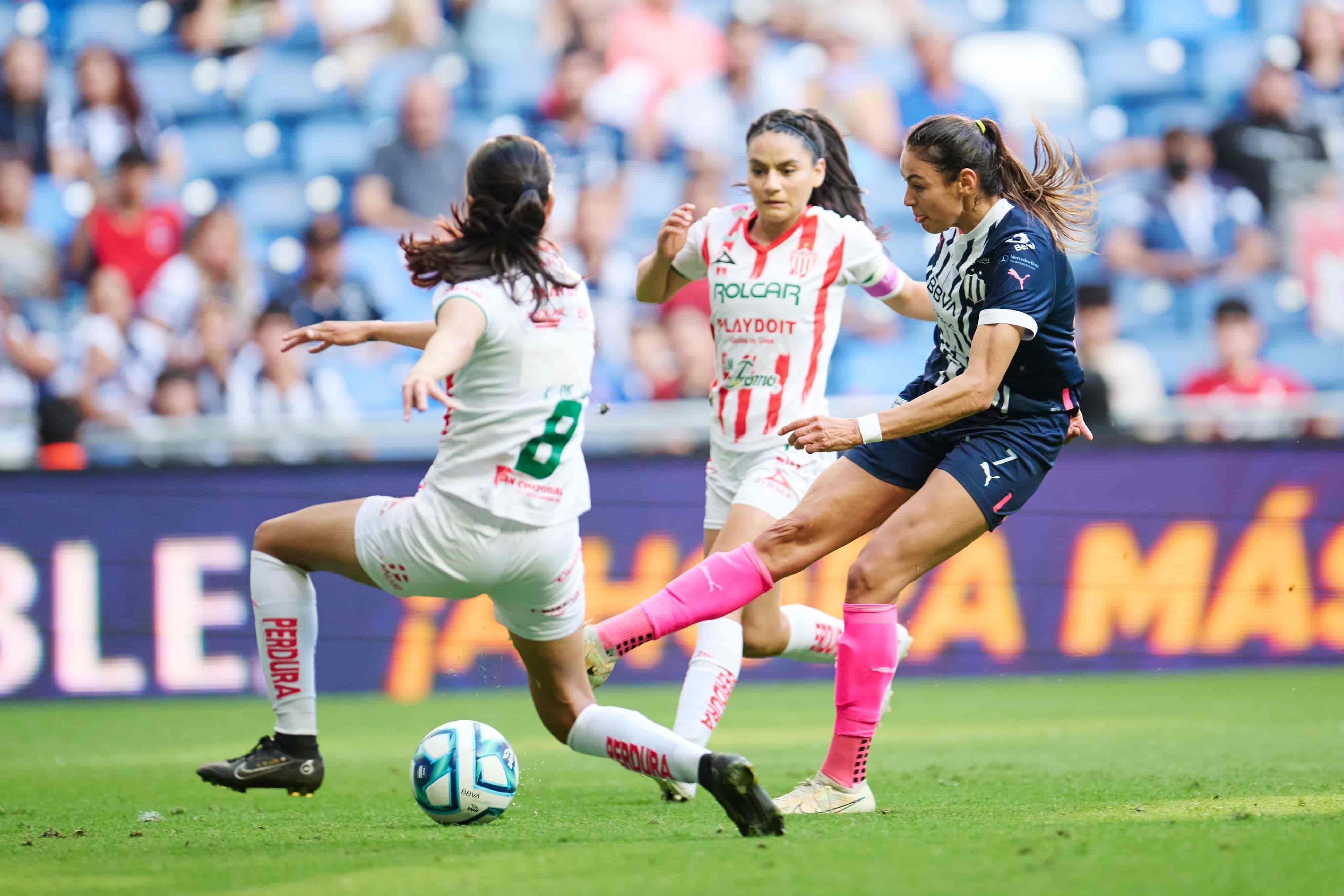 Christina Burkenroad colabora con un gol,